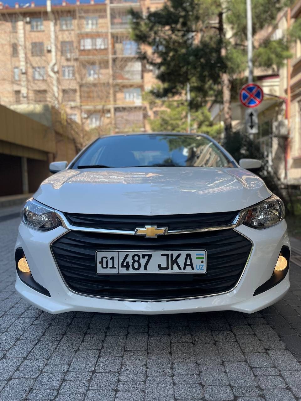 Chevrolet Onix в Ташкенте — белый седан от INRENT