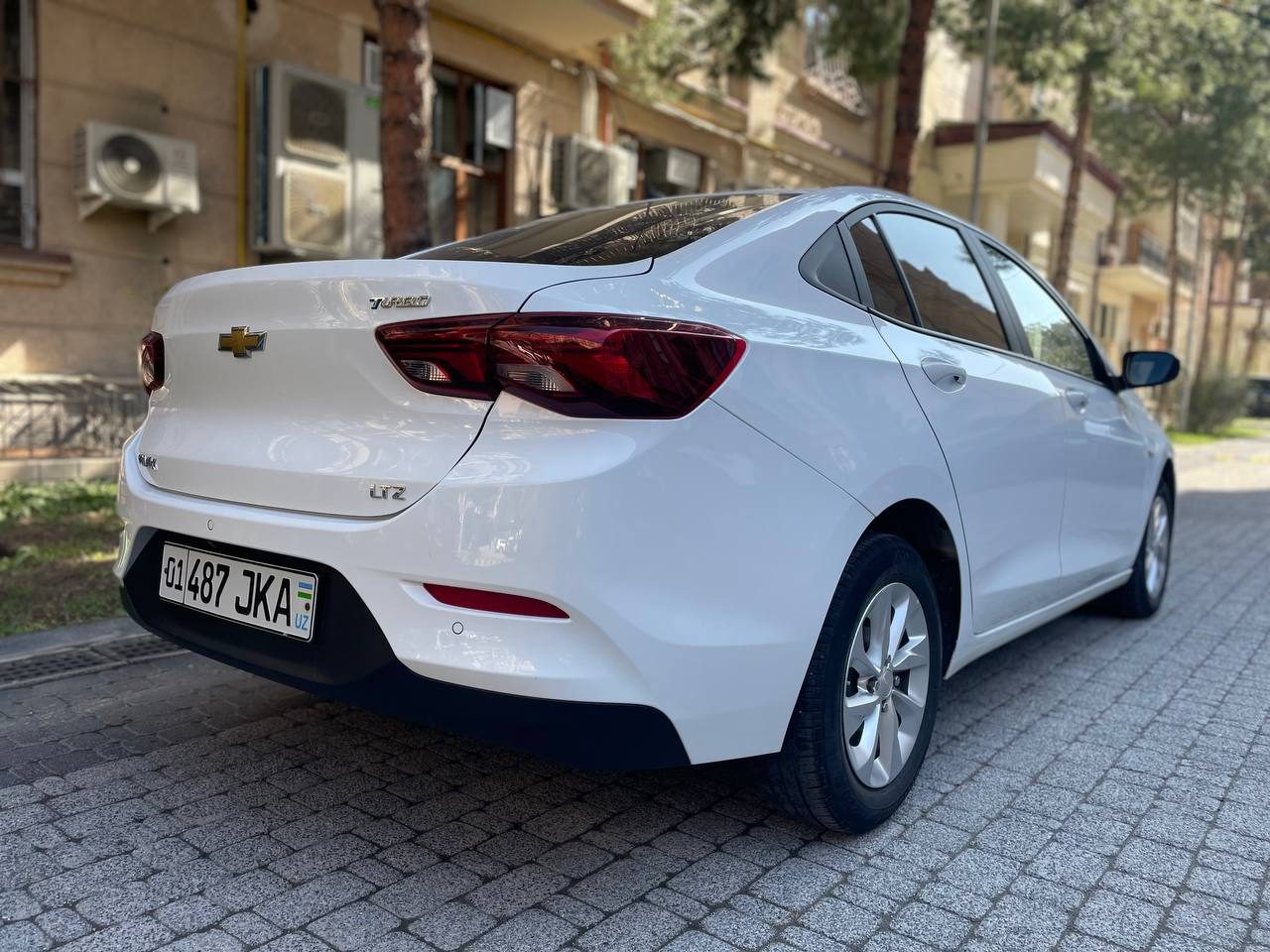 Прокат Chevrolet Onix в Ташкенте — вид сзади
