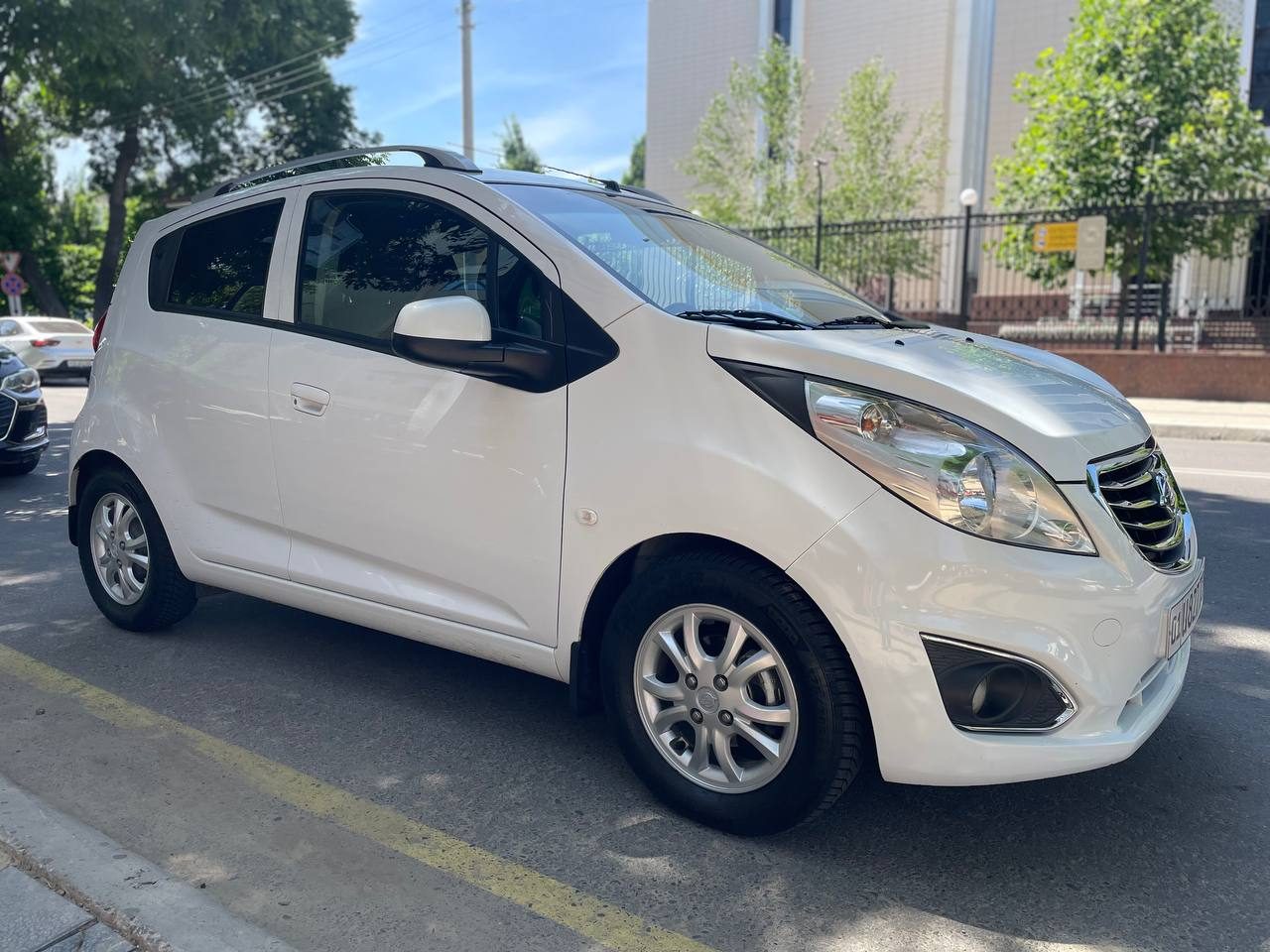 Аренда Chevrolet Spark — вид сбоку